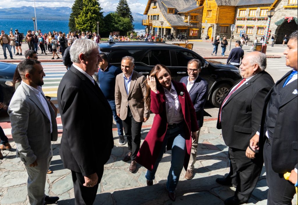 La vicepresidenta Victoria Villarruel estuvo acompañada en todas sus actividades en Bariloche por el ministro de Gobierno, Federico Lutz. Foto: Gentileza Municipalidad de Bariloche