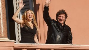 Video | El efusivo saludo de Fátima Flores y Javier Milei desde el balcón de Casa Rosada
