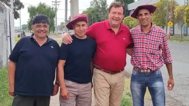 Weretilneck el jueves, con parte de la delegación de jinetes que participarán del Festival de Doma y Folclore.