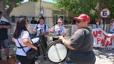 La movilización concluyó en el juzgado federal, a cargo de Hugo Greca. Foto gentileza.
