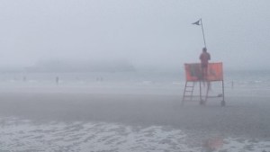 Una densa bruma dejó a oscuras la playa de Puerto Madryn: las imágenes del fenómeno