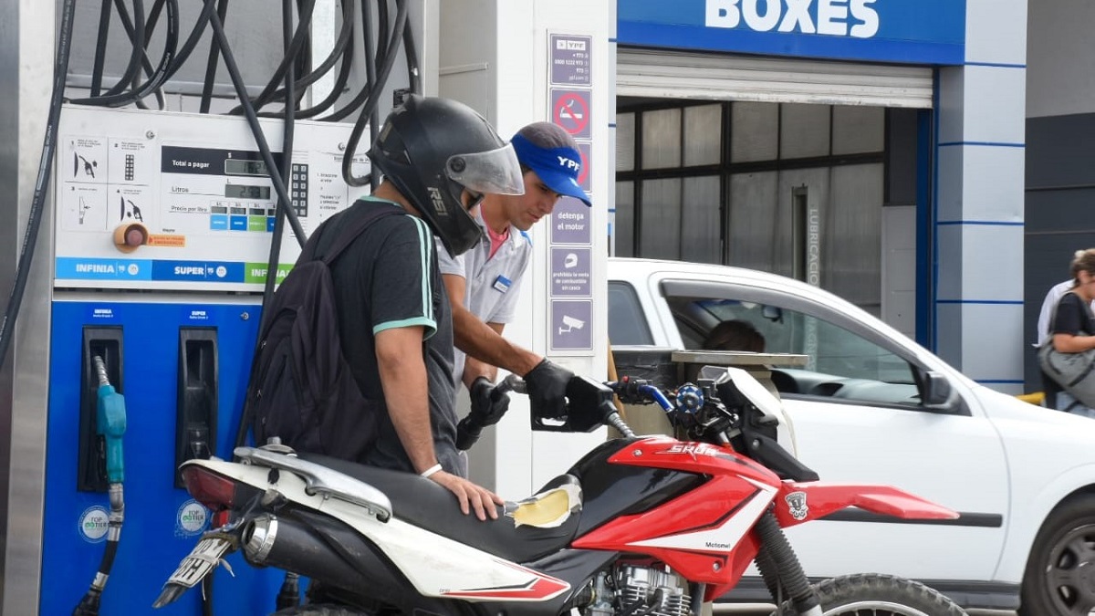 Los conductores enfrentarán un nuevo golpe en sus bolsillos con el segundo aumento de combustibles en el gobierno de Javier Milei, alcanzando un acumulado del 108% en menos de un mes. Foto Juan Thomes.