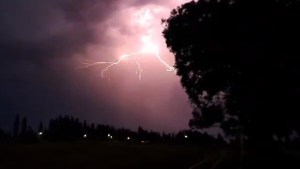 Video | El momento en el que un impactante rayo iluminó la noche en Belisle: «No había visto uno así»