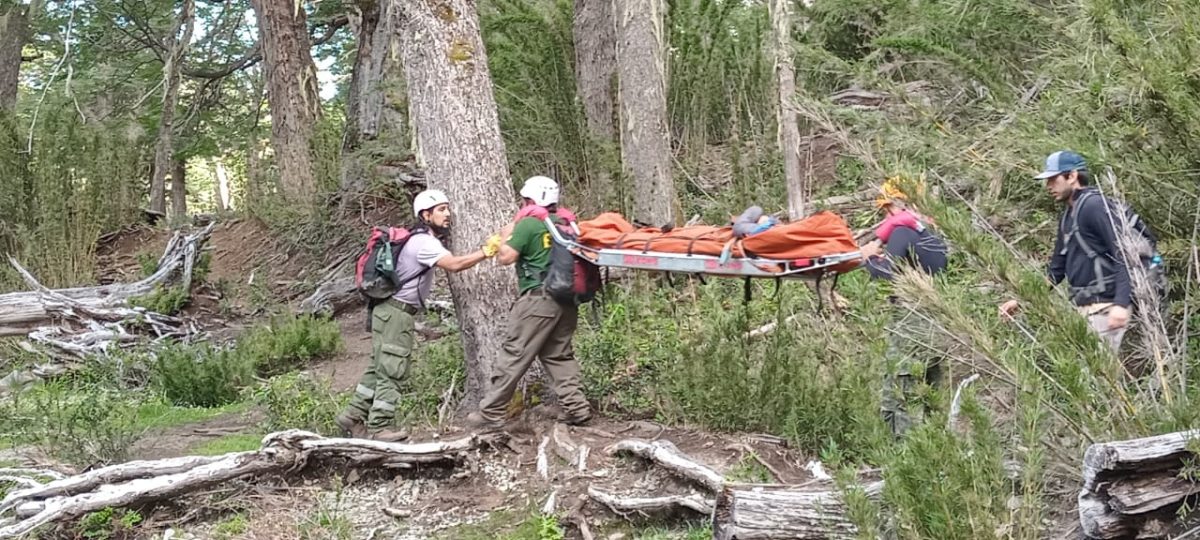 Video: 14 rescatistas evacuaron a una mujer herida en un cerro de ...