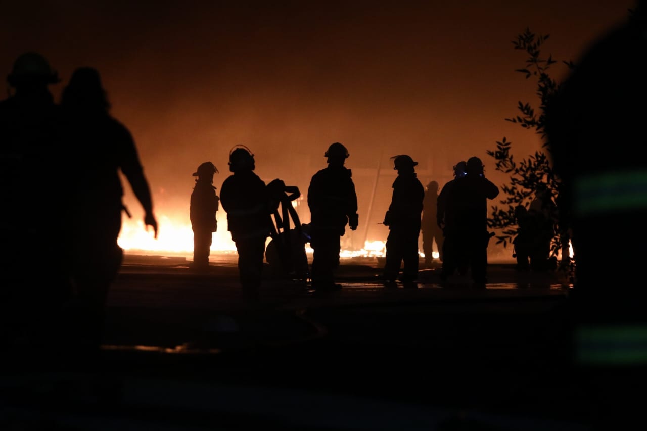 Hubo minutos de nerviosismo por las llamas y la humareda en el lugar. Los bomberos de Roca controlaron las llamas cerca de las 22. (Fotos y videos Juan Thomes)