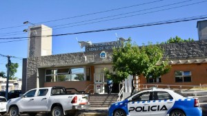 Motín en la comisaría Tercera de Neuquén: un interno terminó en el hospital