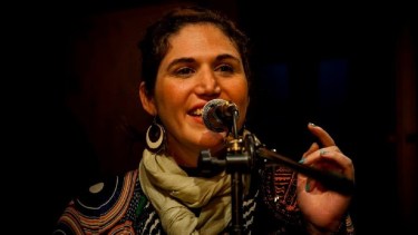 Ana Elcarás presentará su reportorio, frente al río Negro. 