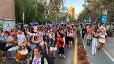 El cacerolazo cultural recorrió la avenida Argentina en Neuquén. Foto: Gentileza Agustín Orejas. 