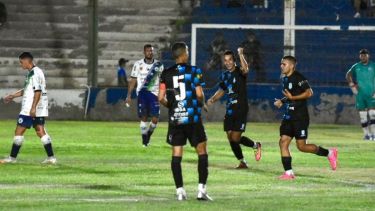 Emiliano Gómez le dio la victoria al León del norte neuquino, que dio el golpe en la cancha de Maro. (Matías Subat)