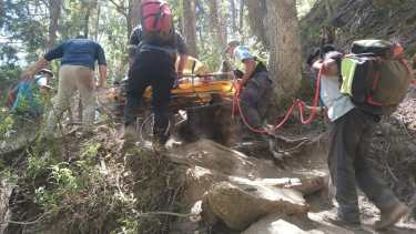 El hombre de 72 años fue trasladado hasta la ambulancia en camilla. Foto: Gentielza. 