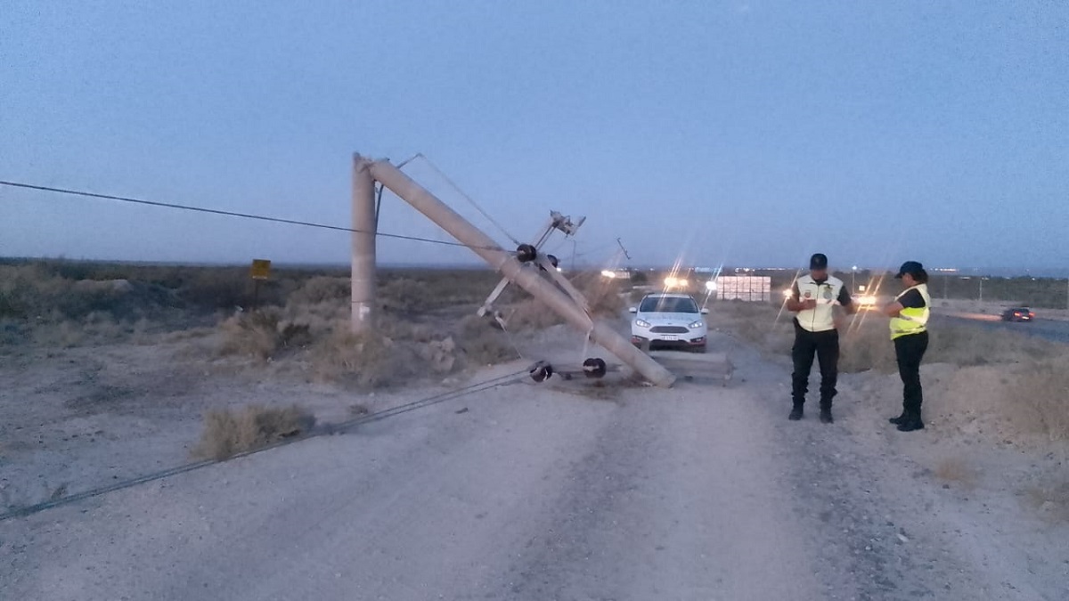 Un camión colisionó contra una columna de media tensión en Las Grutas. 
