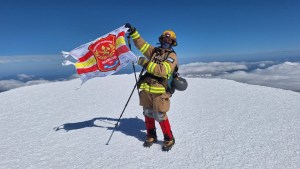 «¿En serio lo vas a subir?»: es bombero y escaló el volcán Lanín en un día con su uniforme puesto