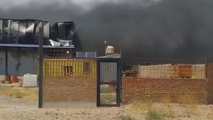 Se incendió el galpón de una reconocida heladería en Centenario: confirmaron pérdidas totales