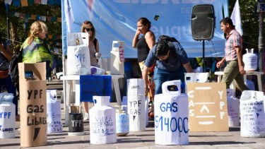 El garrafazo se realizó esta mañana en reclamo por el precio del gas en los barrios, llegado el mediodía levantaron la medida. Foto: Matías Subat.