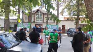 Despidos en Loncopué: ante la falta de respuesta del Ejecutivo, protestan en el municipio