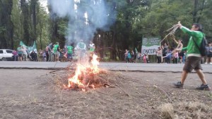 Despidos en un pueblo de Neuquén: municipales acamparán en el acceso ante la falta de respuestas