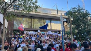 Video: así fue el abrazo simbólico en contra de la privatización del Banco Nación en Neuquén