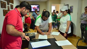 Marcha atrás con los despidos en un pueblo de Neuquén: qué se acordó con los trabajadores