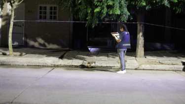 Personal de Criminalística llegó al lugar para realizar las primeras pericias. foto: Juan Thomes.