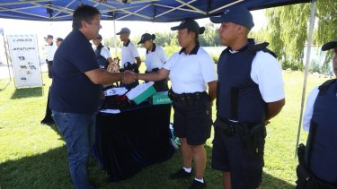 Gaido durante la entrega de uniformes esta mañana. Foto: Gentileza.