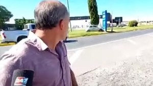Video: un auto chocó un tótem radar cuando un funcionario de Neuquén daba una entrevista
