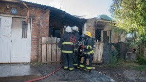 Bomberos apagaron un incendio en una casa de Roca: una persona fue trasladada al hospital