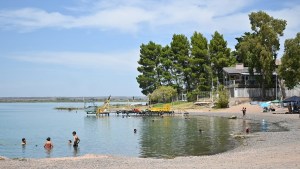 Libre de «piojos de pato», el lago Pellegrini es una alternativa para afrontar la ola de calor extrema