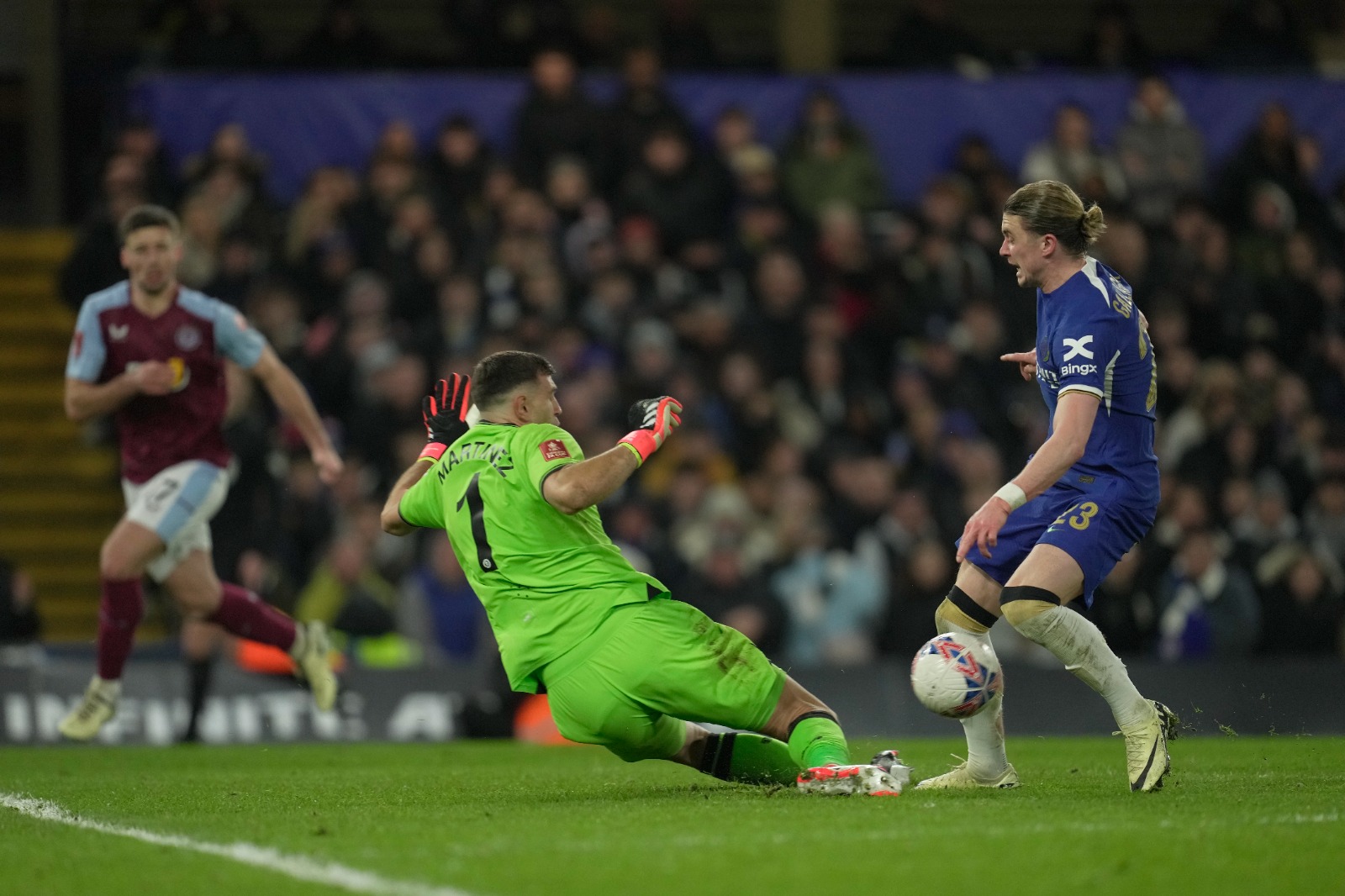 Una de las intervenciones salvadoras de Dibu Martínez en el empate ante Chelsea por la FA Cup.  