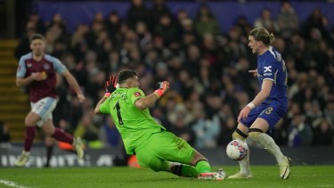 Una de las intervenciones salvadoras de Dibu Martínez en el empate ante Chelsea por la FA Cup.  