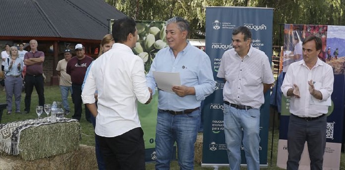 Figueroa entregó créditos blandos en Junín de los Andes. Foto: Gentileza Gobierno de Neuquén. 