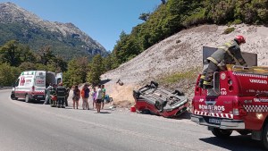Una familia de Chile volcó sobre la Ruta 231, cerca de Villa La Angostura: una mujer herida