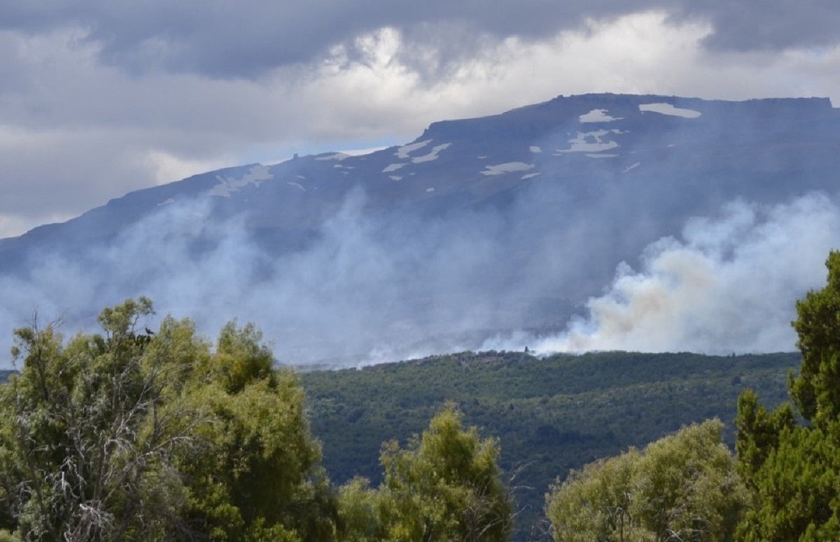 El fuego no da tregua en el parque nacional Los Alerces. Foto: Gentileza.