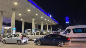 Aumento de naftas y gasoil este jueves: largas filas durante todo el día para cargar en Neuquén, Roca y Cipolletti