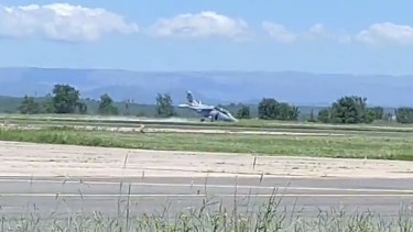 Video: un avión militar debió realizar un dramático aterrizaje de emergencia en Córdoba
