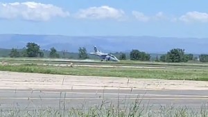 Video: un avión militar debió realizar un dramático aterrizaje de emergencia en Córdoba