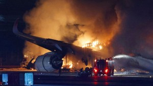 Un avión se incendió en el aeropuerto de Tokio:  hay cinco muertos