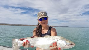 «¡Picó algo grande!» Mirá qué buena trucha pescó Belén en El Chocón
