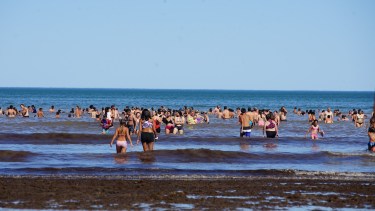 El calor se hace sentir en Las Grutas, y todos se volcaron a las playas 