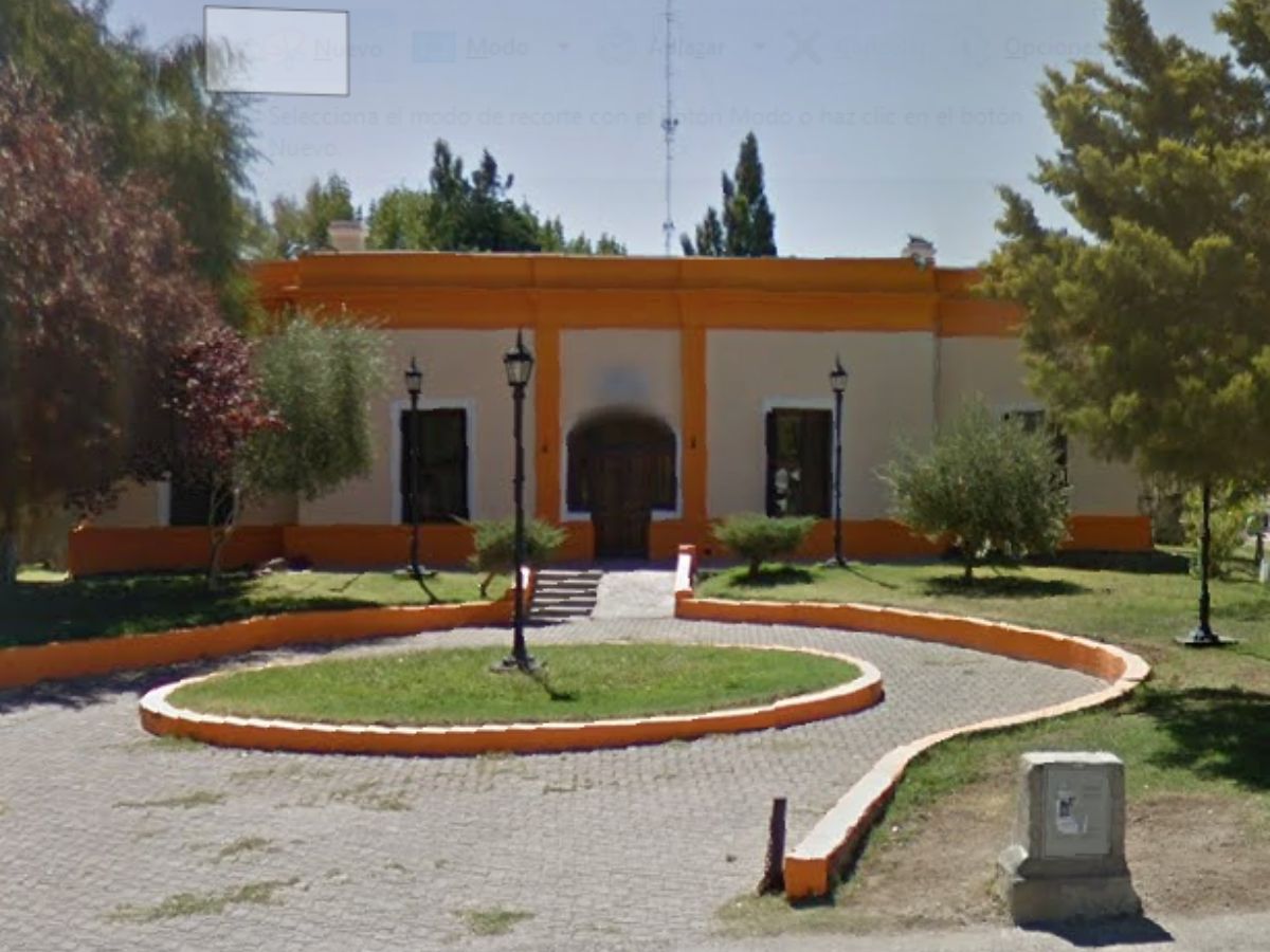 La Casa de la Cultura de Plottier está ubicada en Martellota y Avenida San Martín (Foto: captura)