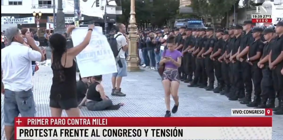Hubo incidentes frente al Congreso luego de la marcha en contra de las medidas de Javier Milei. Foto: Captura La Nación Más