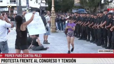 Hubo incidentes frente al Congreso luego de la marcha en contra de las medidas de Javier Milei. Foto: Captura La Nación Más