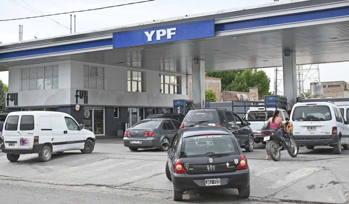 Los impuestos que forman parte del precio de los combustibles tendrán fuertes aumentos hasta mayo (Foto: archivo Florencia Salto)