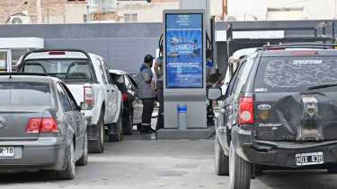 La tasa vial se cobra con las cargas de combustibles y fue aprobada por distintos municipios de Neuquén. (Foto archivo Oscar Livera).