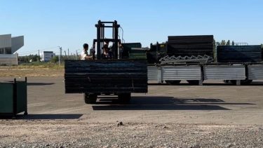 Las piezas del escenario principal de la Fiesta de la Confluencia 2024 ya se ensamblan en el predio de la Isla 132. Foto: Gentileza