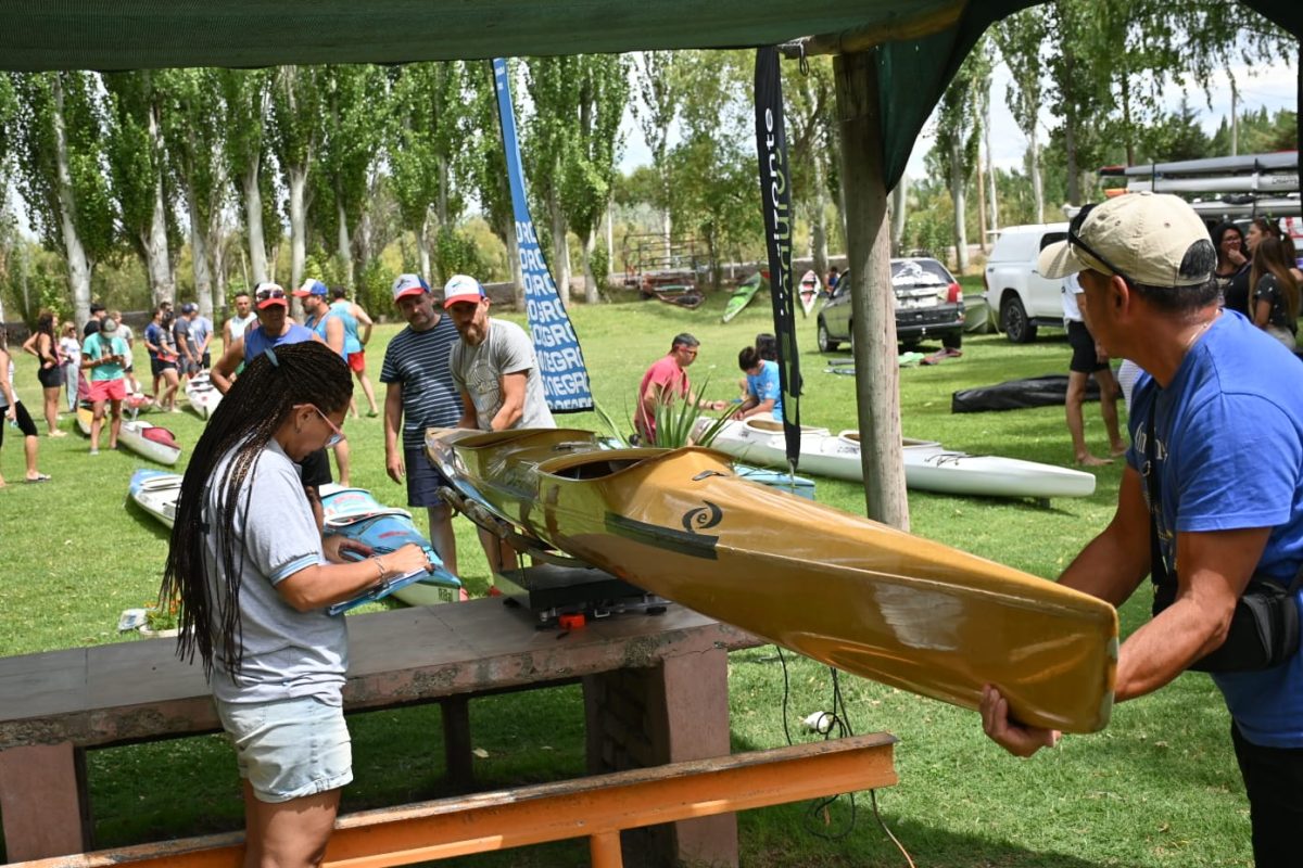 Los participantes de la Regata del río Negro pasaron por el control de embarcaciones. (Foto/Flor Salto)