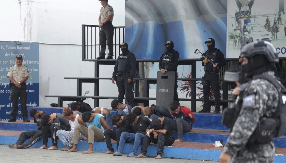 Hay al menos 70 detenidos por actos terroristas en Ecuador.