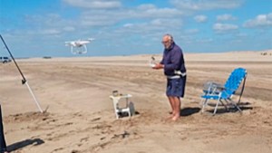 Video | «¡Qué buen invento!» Van a pescar a Cariló, tiran la línea con un drone y son sensación
