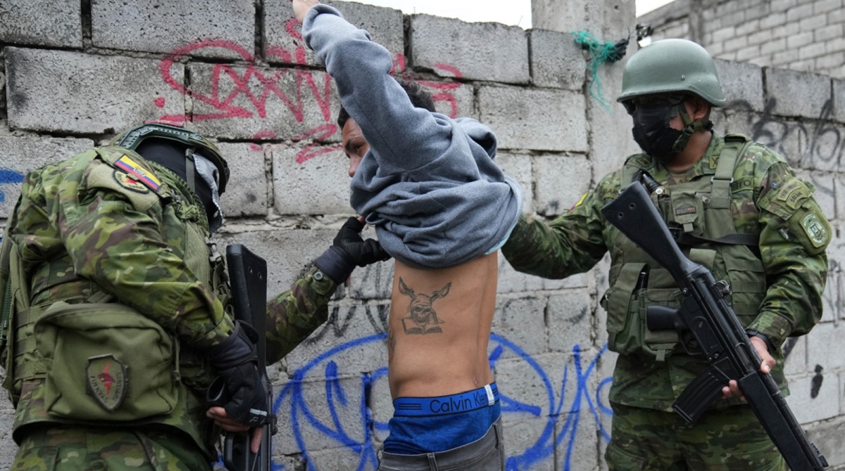 Los militares custodian las calles en Ecuador. Foto AP