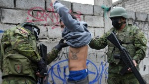 Violencia en Ecuador: 170 efectivos penitenciarios siguen retenidos en las cárceles