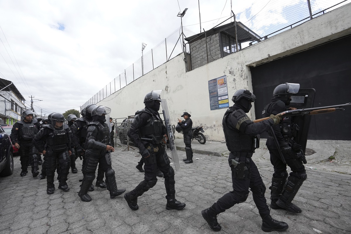 Policías y soldados de Ecuador custodian una de las cárceles donde se produjeron disturbios. 